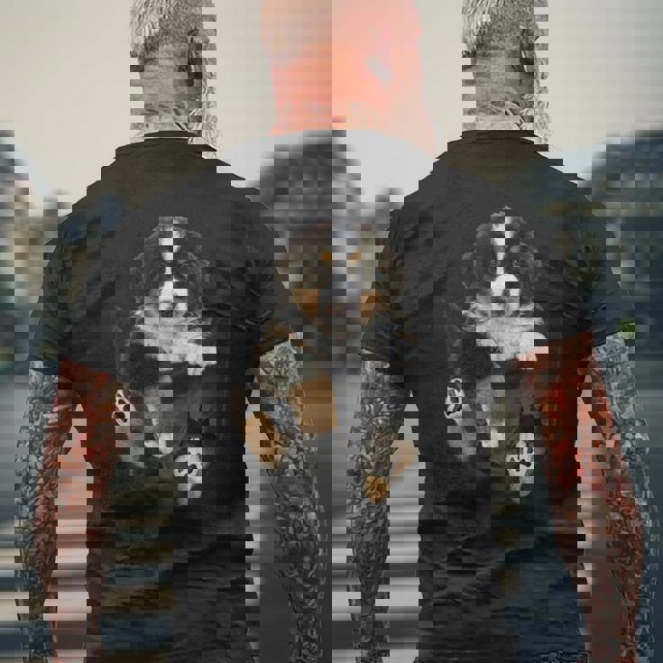 バーニーズ愛好家のためのポケットに入った面白いバーニーズマウンテンドッグ メンズTシャツ バックプリント 高齢者への贈り物