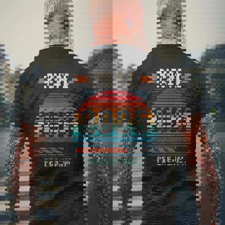 パパ 2025 出産報告 妊娠報告 父親になる人 メンズTシャツ バックプリント 高齢者への贈り物