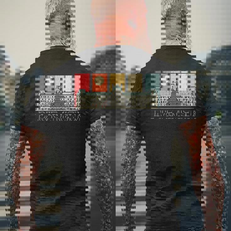 パリのルーブル美術館 フランス観光 メンズTシャツ バックプリント 高齢者への贈り物