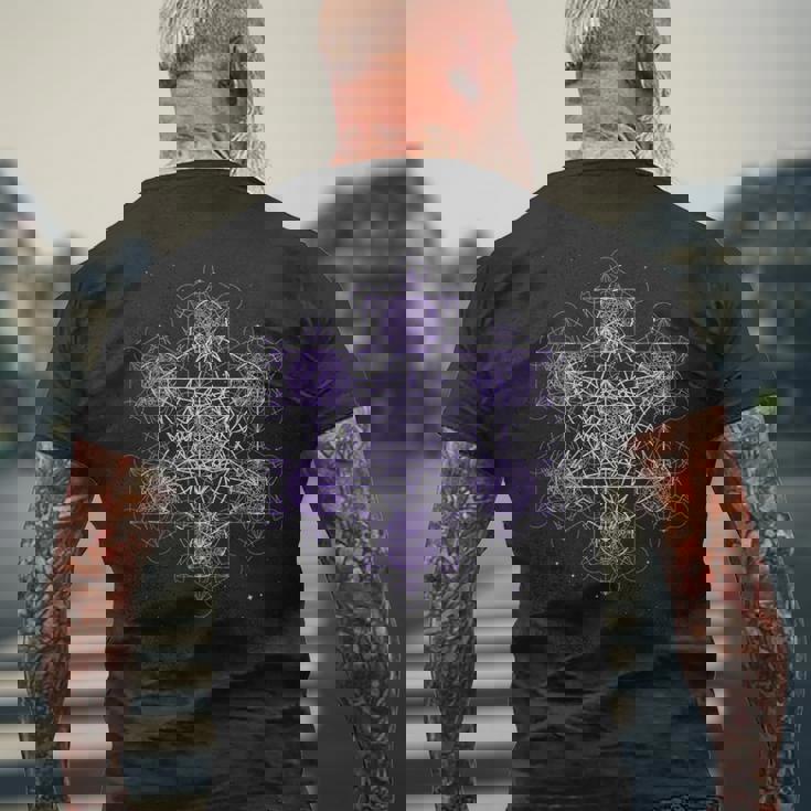 パープル フラクタル メタトロンキューブ 神聖な幾何学 スピリチュアル メンズTシャツ バックプリント 高齢者への贈り物