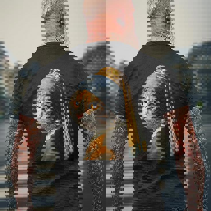 パールイヤリング付き猫 フェルメール メンズTシャツ バックプリント 高齢者への贈り物