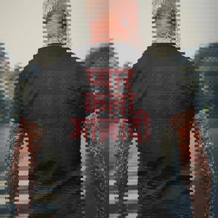 ヒンディー語で書かれた愛、芸術、自由 メンズTシャツ バックプリント 高齢者への贈り物