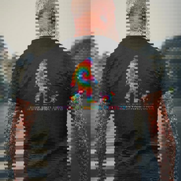 ビッグフットと犬の絆 – Furever Friends Forever メンズTシャツ バックプリント 高齢者への贈り物