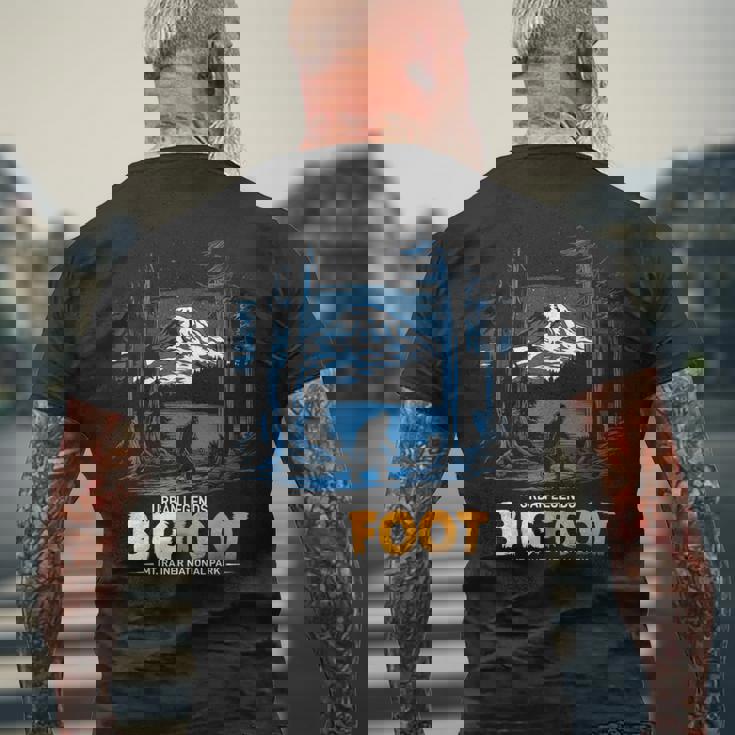 ビッグフット都市神話伝説マウントレイナー国立公園 メンズTシャツ バックプリント 高齢者への贈り物