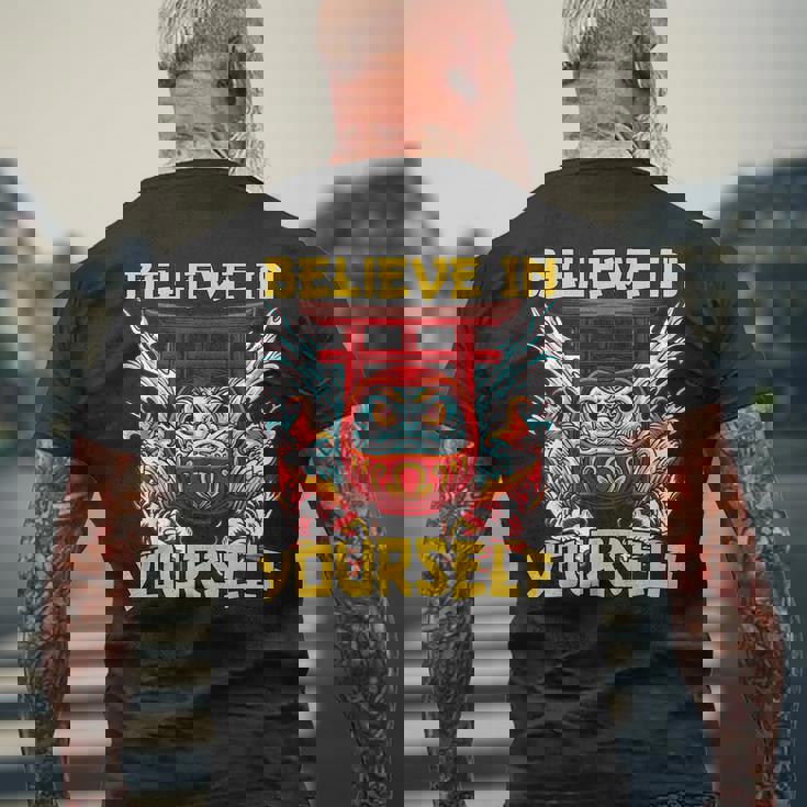 ビリーブインユアセルフ 鯉のぼりだるま メンズTシャツ バックプリント 高齢者への贈り物