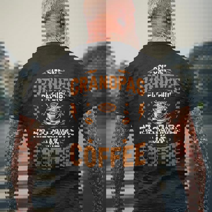 ビンゴをするおじいちゃんもいる本当のおじいちゃんがコーヒーを淹れる メンズTシャツ バックプリント 高齢者への贈り物