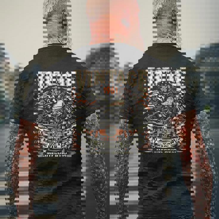 ビンテージ 1961 1961年生まれ 63歳の誕生日 バイクバイカー メンズTシャツ バックプリント 高齢者への贈り物