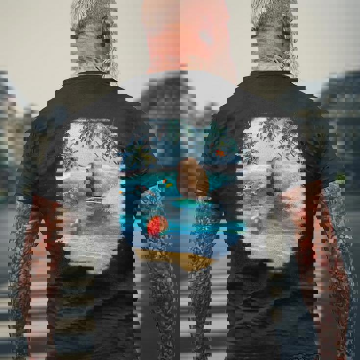 ビーチでのカピバラサーフィンおかしい メンズTシャツ バックプリント 高齢者への贈り物