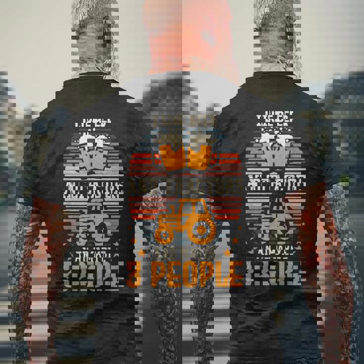 ビールとトラクターが好きで、たぶん3人で農作業をしています。 メンズTシャツ バックプリント 高齢者への贈り物