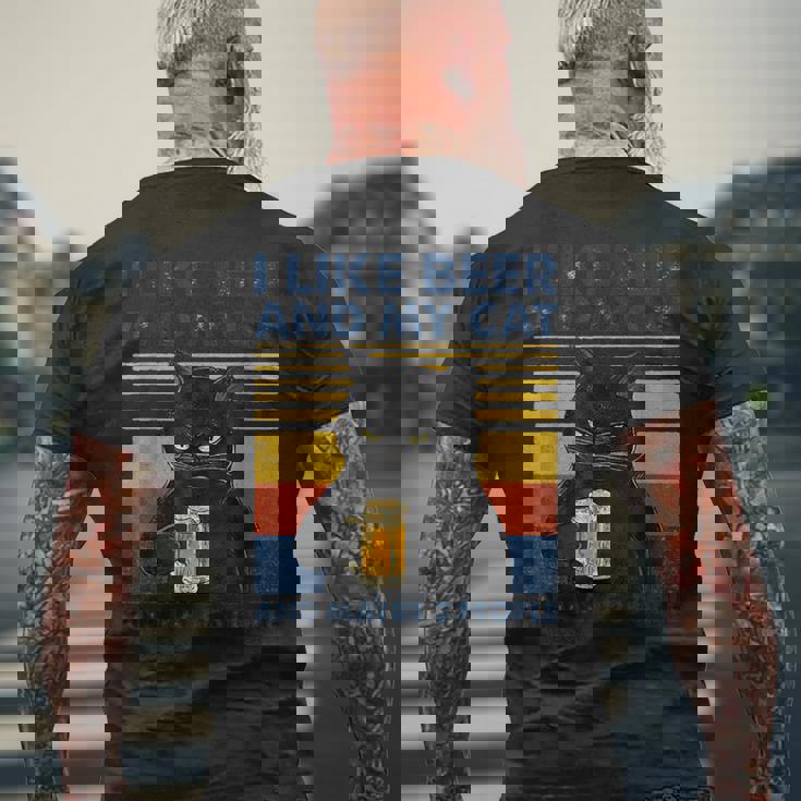 ビール好きで猫が手にビールを飲んでビール友達を応援 メンズTシャツ バックプリント 高齢者への贈り物