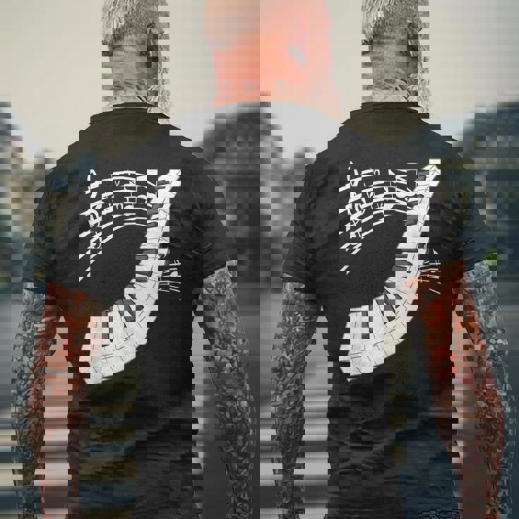 ピアノの鍵盤・音符・楽器ピアノ メンズTシャツ バックプリント 高齢者への贈り物