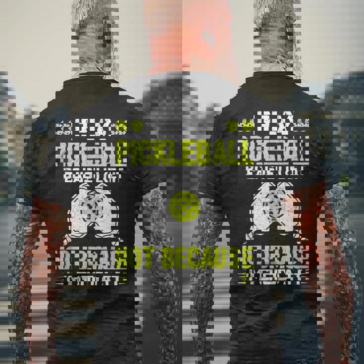 ピックルボールをするのは、自分が上手だからじゃなくて、好きだから メンズTシャツ バックプリント 高齢者への贈り物