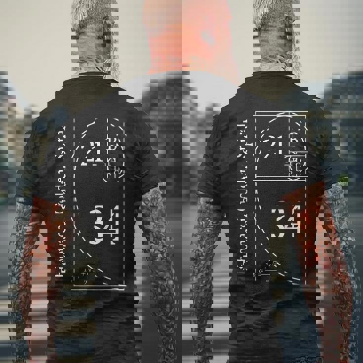 ファニー フィボナッチ ゴールド スパイラル オタク 数学教師 ギフト メンズTシャツ バックプリント 高齢者への贈り物