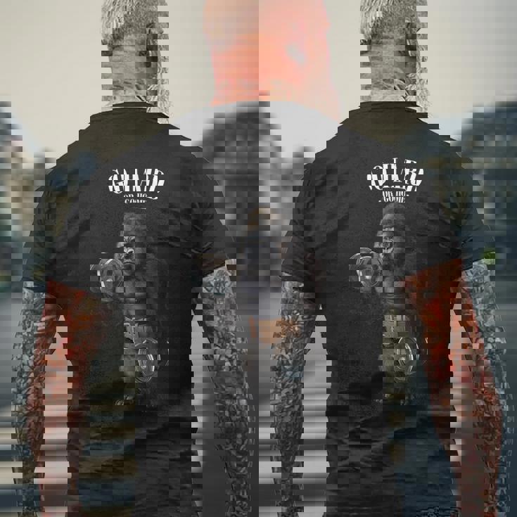 フィットネスジムでダンベルでゴリラ筋トレ メンズTシャツ バックプリント 高齢者への贈り物