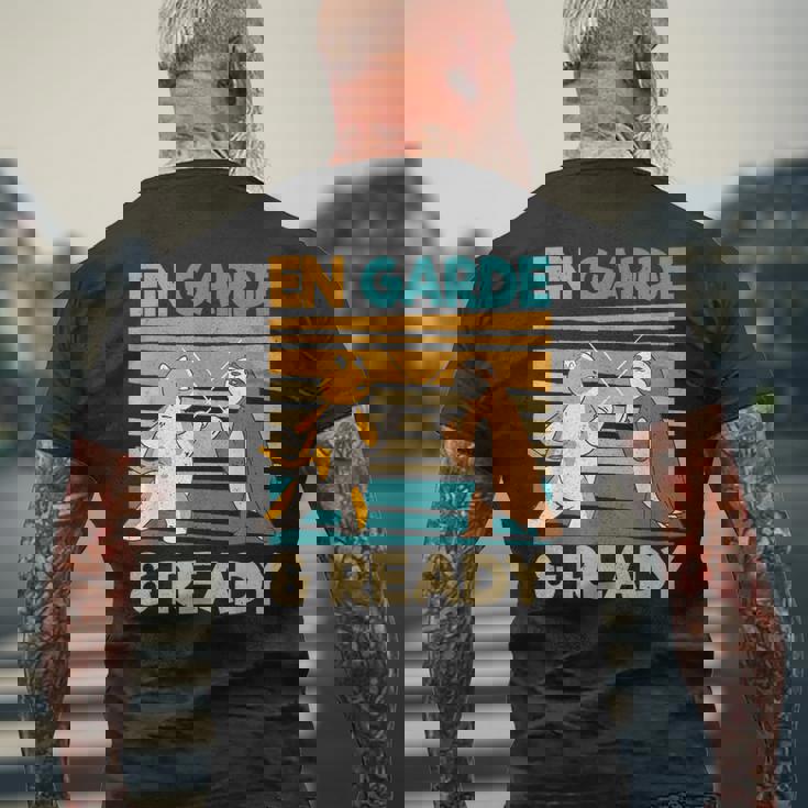 フェンシング猫ナマケモノファニーフェンサー メンズTシャツ バックプリント 高齢者への贈り物