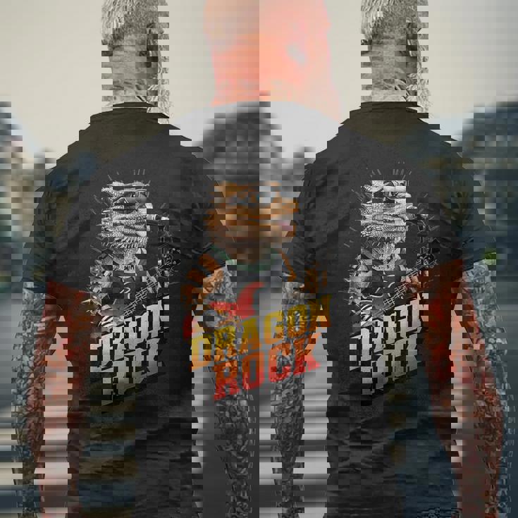 フトアゴヒゲトカゲの岩、フトアゴヒゲトカゲ、ロッカー、ギターマイク メンズTシャツ バックプリント 高齢者への贈り物