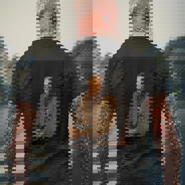 フョードル・ドストエフスキーロシアの作家の肖像画 メンズTシャツ バックプリント 高齢者への贈り物