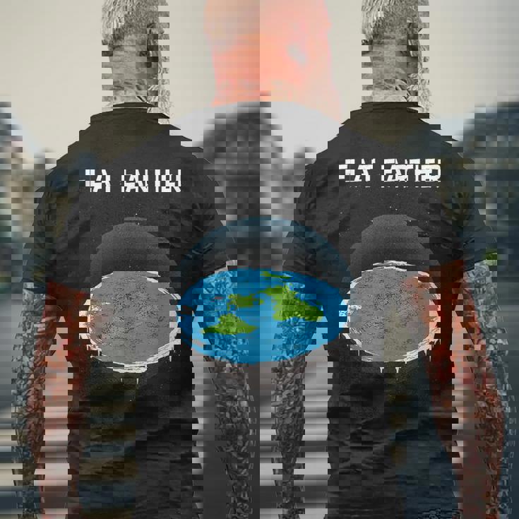 フラットアースマップ 陰謀 メンズTシャツ バックプリント 高齢者への贈り物