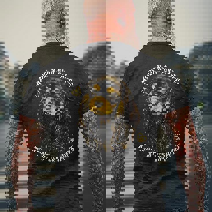 ブラックとタン、キャバリアキングチャールズ・スパニエル メンズTシャツ バックプリント 高齢者への贈り物