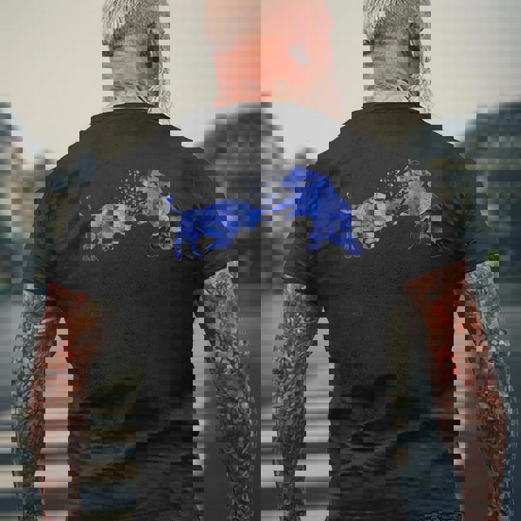 ブル対ベア株式市場投資家トレーダー メンズTシャツ バックプリント 高齢者への贈り物