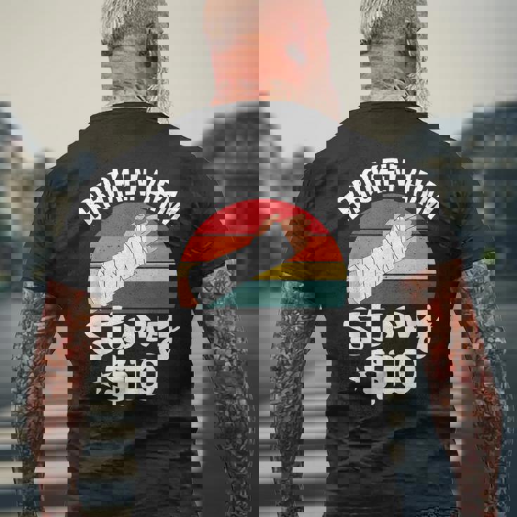 ブロークン・アーム・ストーリー $10 手の怪我 手首 面白い ヴィンテージ メンズTシャツ バックプリント 高齢者への贈り物