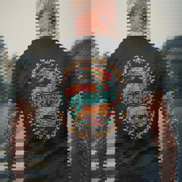 ヘビのお世話 面白い メンズTシャツ バックプリント 高齢者への贈り物