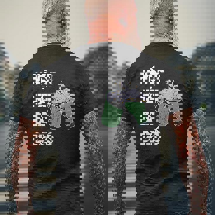 ベトナム ベトナム人 ベトナム語 モット・ハイ・バ・ドゾ ワン・ツー・スリー・チアーズ メンズTシャツ バックプリント 高齢者への贈り物