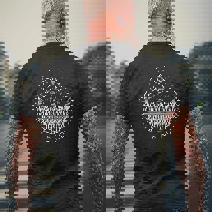 ベンド オレゴン 山と森 シンプル ミニマルデザイン メンズTシャツ バックプリント 高齢者への贈り物