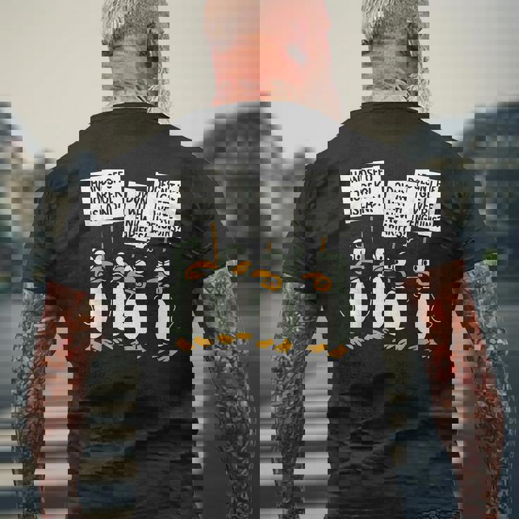 ペンギンの関税 聞いた島 ペンギンと一緒に立つ メンズTシャツ バックプリント 高齢者への贈り物