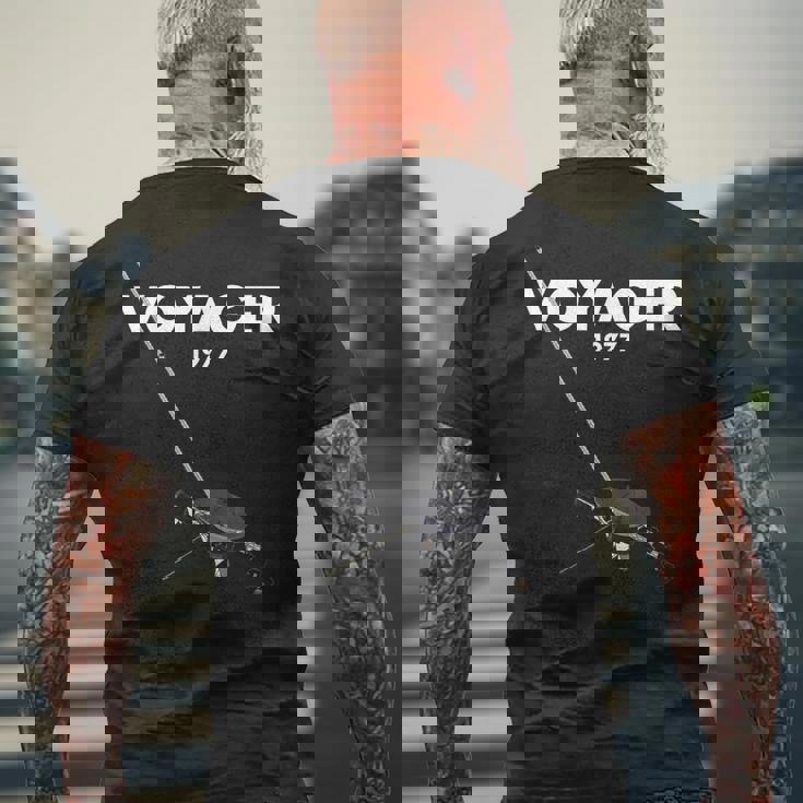 ボイジャー宇宙船探査機 1977 メンズTシャツ バックプリント 高齢者への贈り物