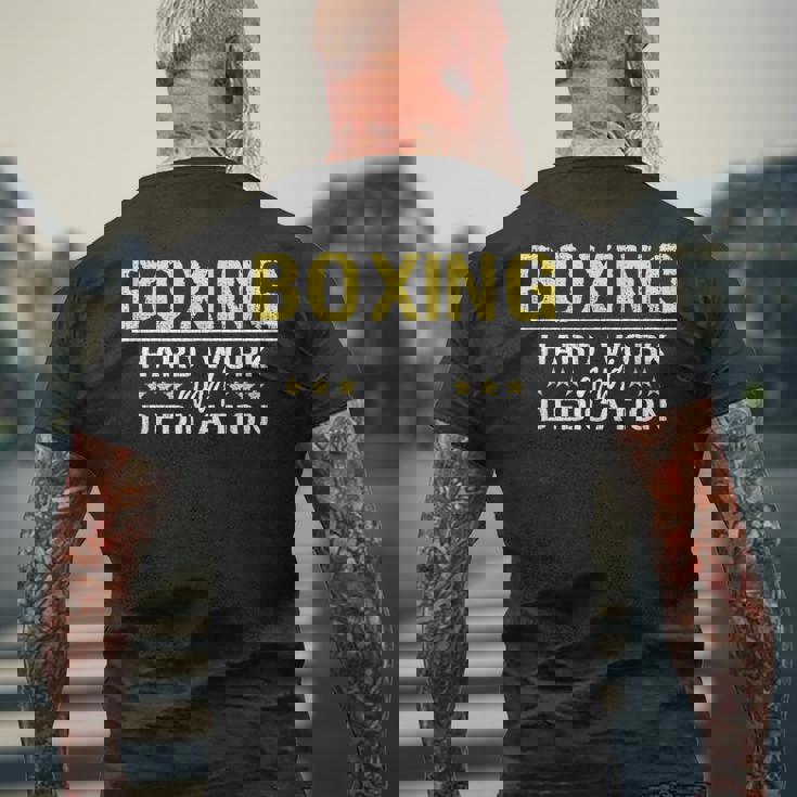 ボクシングハードワークと献身 キックボクシングジムボクサー メンズTシャツ バックプリント 高齢者への贈り物