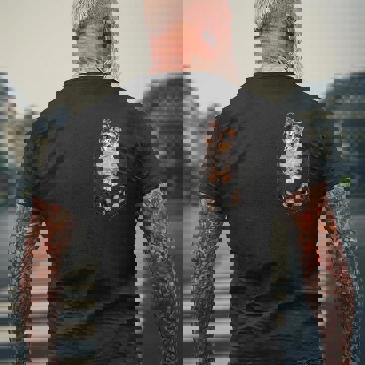 ポケットに入った面白いシェットランドシープドッグ シェルティー愛好家に メンズTシャツ バックプリント 高齢者への贈り物