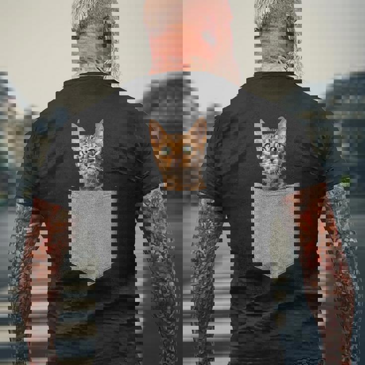 ポケットに入った面白いベンガルキャット かわいい子猫 恋人 ギフト メンズTシャツ バックプリント 高齢者への贈り物