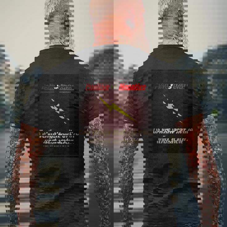 ポジティブ対ネガティブ メンズTシャツ バックプリント 高齢者への贈り物