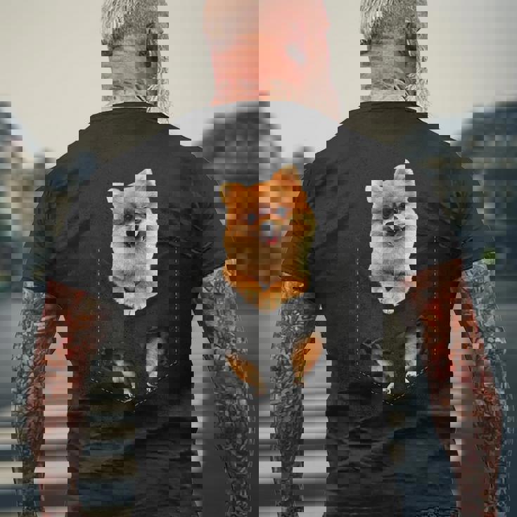 ポム犬愛好家のためのポケットに入った面白いポメラニアン。 メンズTシャツ バックプリント 高齢者への贈り物