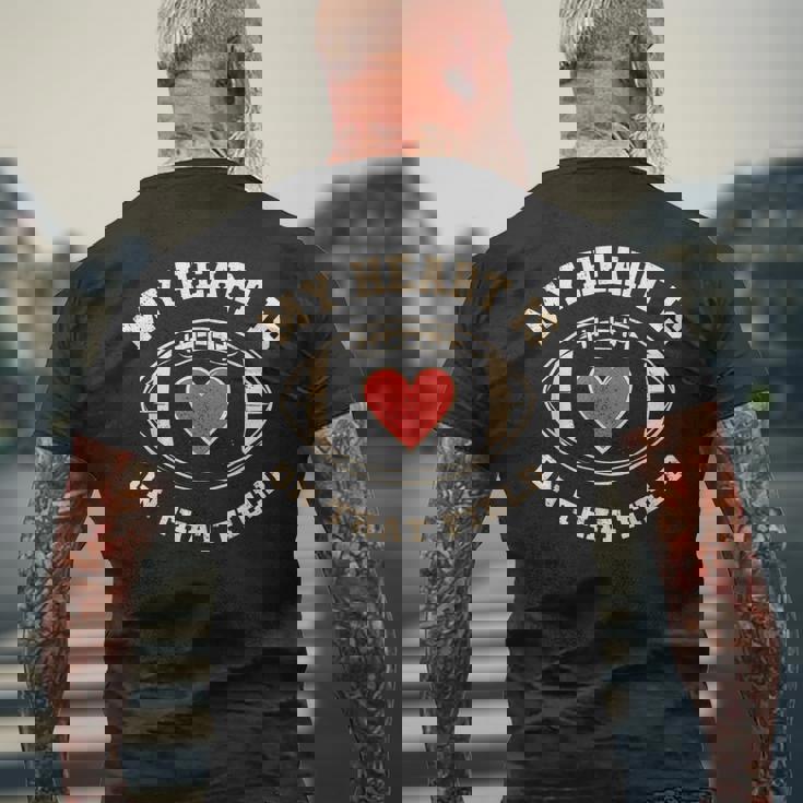 マイ・ハート・イズ・オン・ザッド・フィールド—ファニー・フットボール メンズTシャツ バックプリント 高齢者への贈り物