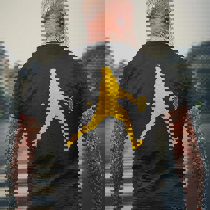 マエストロ・デ・テニス・イン・アクション メンズTシャツ バックプリント 高齢者への贈り物