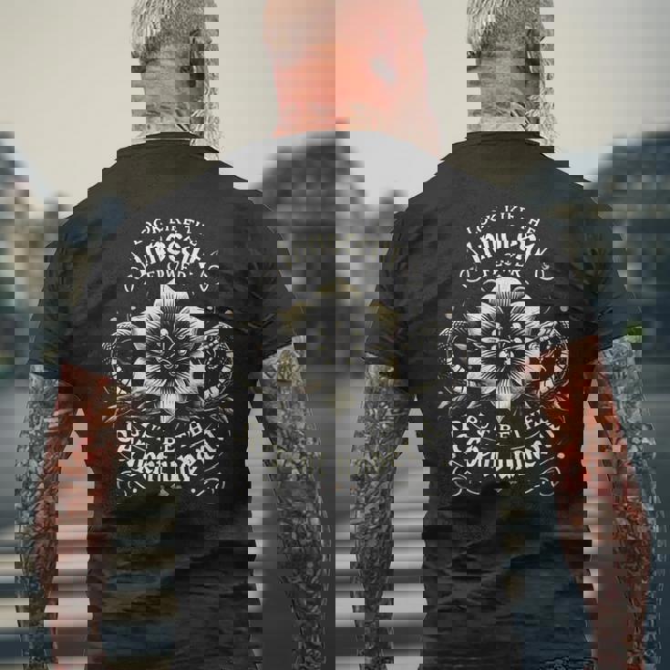 マクベス・ルック・ライク・ザ・イノセント・フラワー・シアター・ミュージカル メンズTシャツ バックプリント 高齢者への贈り物