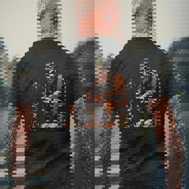 ミニチュア ピンシャー ビッグフット サスカッチ 犬 面白い 釣り メンズTシャツ バックプリント 高齢者への贈り物