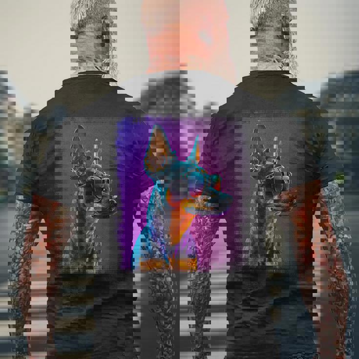 ミニピン 犬 オーナーのミニチュアピンシャーの漫画。 メンズTシャツ バックプリント 高齢者への贈り物