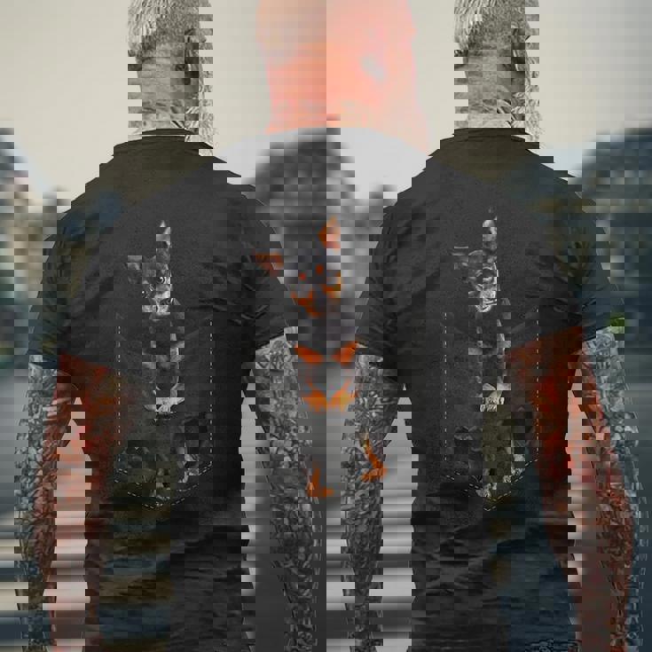 ミニピン愛好家のためのポケットに入った面白いミニチュアピンシャー。 メンズTシャツ バックプリント 高齢者への贈り物