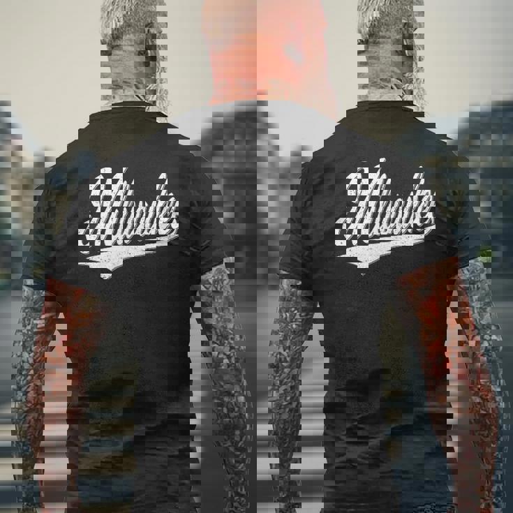 ミルウォーキー ウィスコンシン バーシティ スクリプト ヴィンテージ スポーツスタイル メンズTシャツ バックプリント 高齢者への贈り物