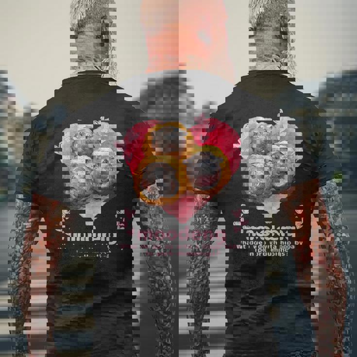 ムーデン君が 豚肉団子 になっちゃった！可愛いカバの赤ちゃん メンズTシャツ バックプリント 高齢者への贈り物