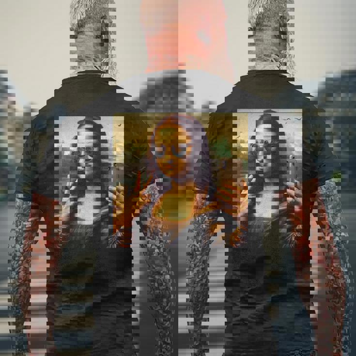 モナリザ・サングラスとセルフィー メンズTシャツ バックプリント 高齢者への贈り物