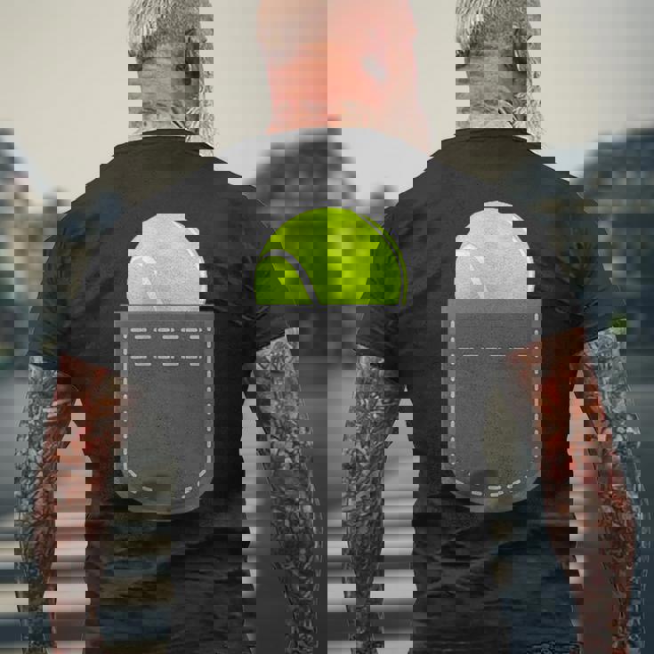 ユーモラスなテニスプレーヤーのための偽のポケットに入った面白いテニスボール メンズTシャツ バックプリント 高齢者への贈り物