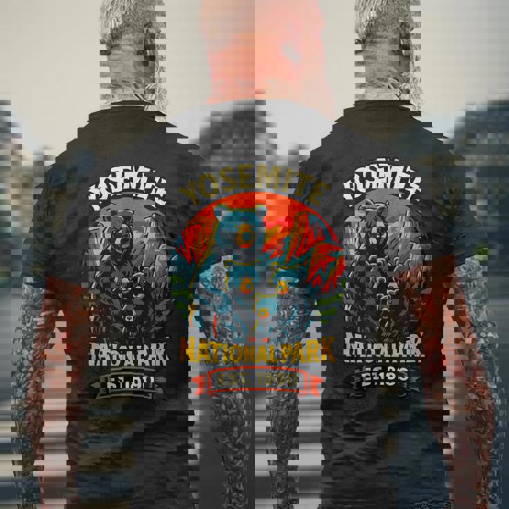 ヨセミテ国立公園 クマの家族 Est 1890 サンセットアート メンズTシャツ バックプリント 高齢者への贈り物