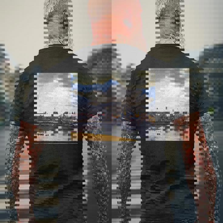 ヨハネス・フェルメールによるデルフトの眺めゲジヒト・オプ・デルフト 1661 メンズTシャツ バックプリント 高齢者への贈り物