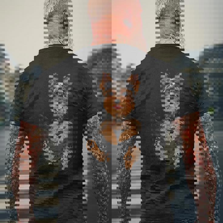 ヨークシャーテリアをポケットに入れて、ヨーキー犬愛好家に。 メンズTシャツ バックプリント 高齢者への贈り物