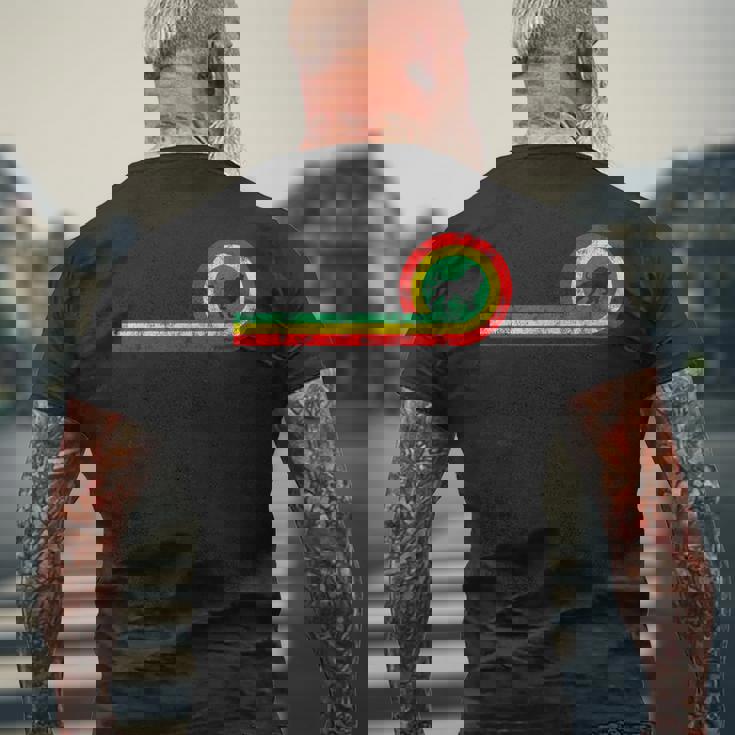 ラスタファリアンカラーのユダのライオン。ラスタとレゲエのファンに。 メンズTシャツ バックプリント 高齢者への贈り物