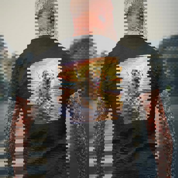 ラブラドールオンザビーチ、ラボ、犬、ラブラドール子犬 メンズTシャツ バックプリント 高齢者への贈り物